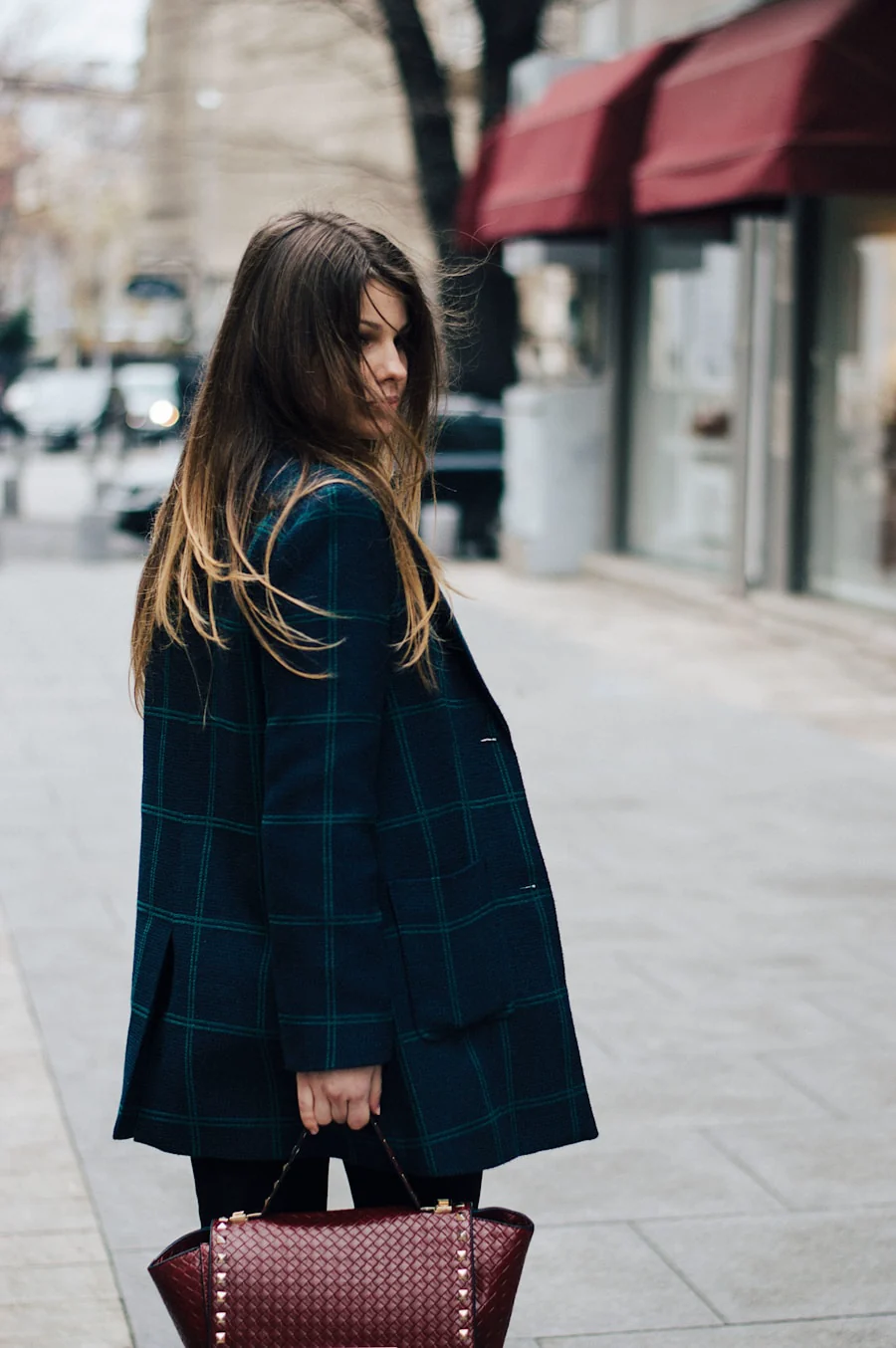 Silhouette en manteau sombre dans une rue parisienne