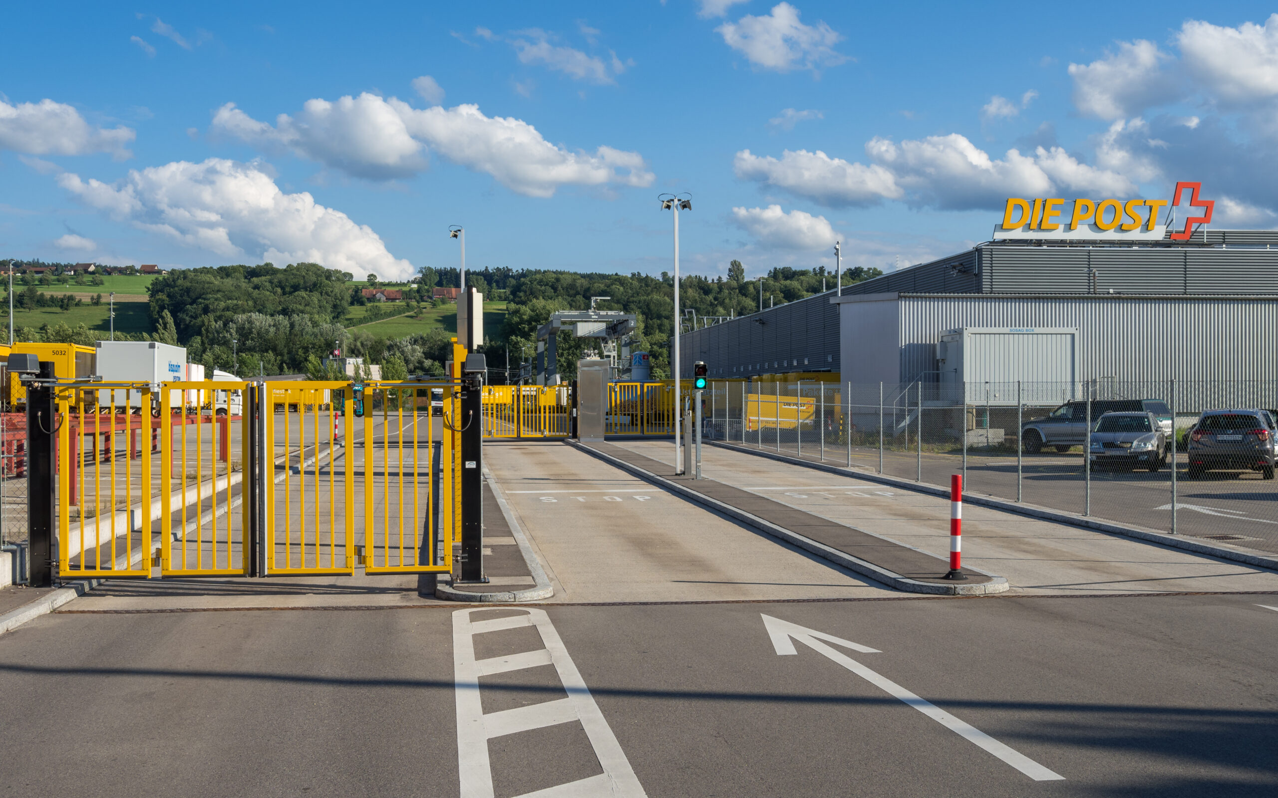 Large parcel center handling outbound package volume