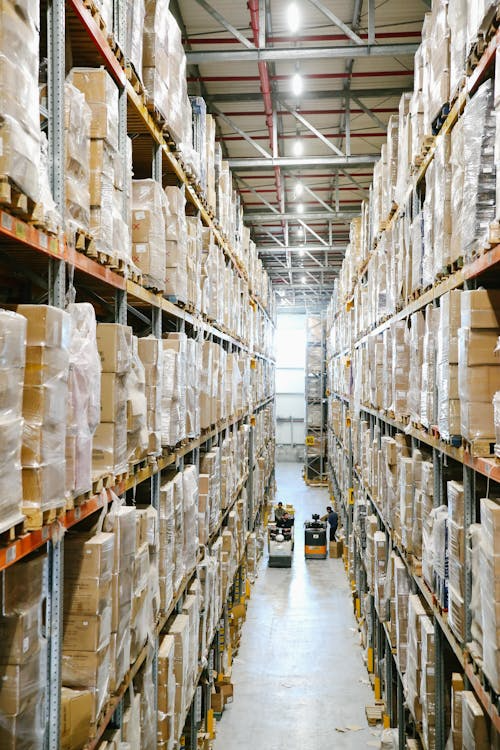 Consolidated parcels and warehouse shelves for international shipping