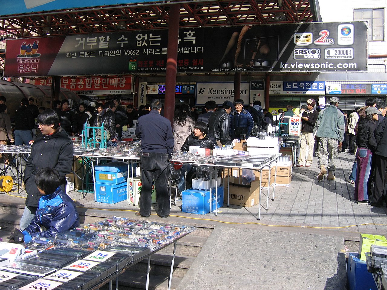 Electronics market storefronts used as a second-hand buying reference