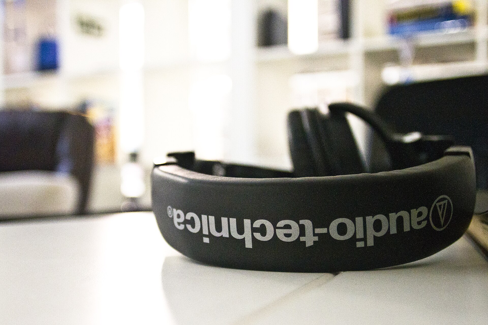 Used headphones reviewed before overseas forwarding