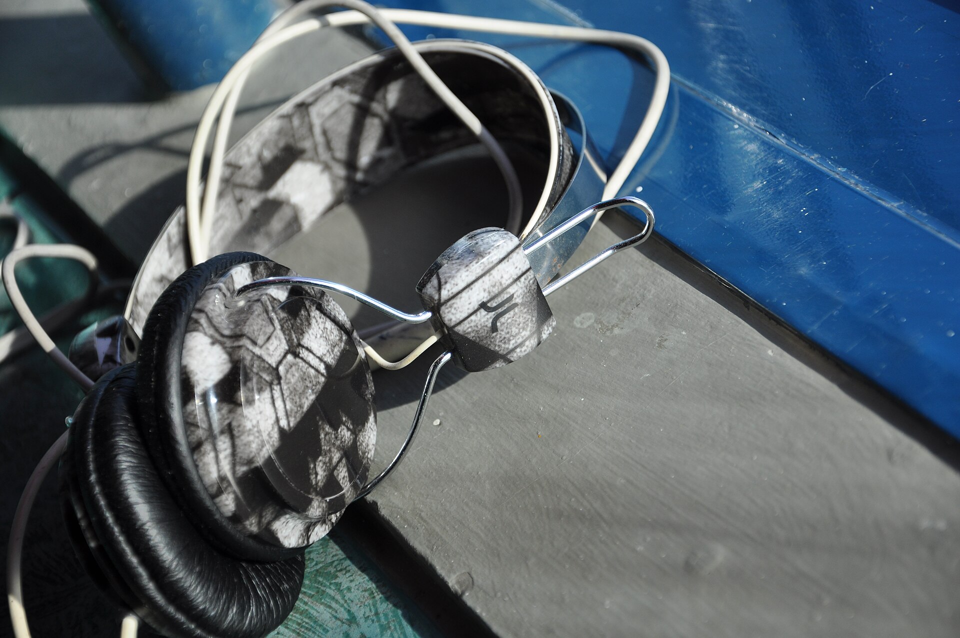Headphones condition details checked from warehouse photos