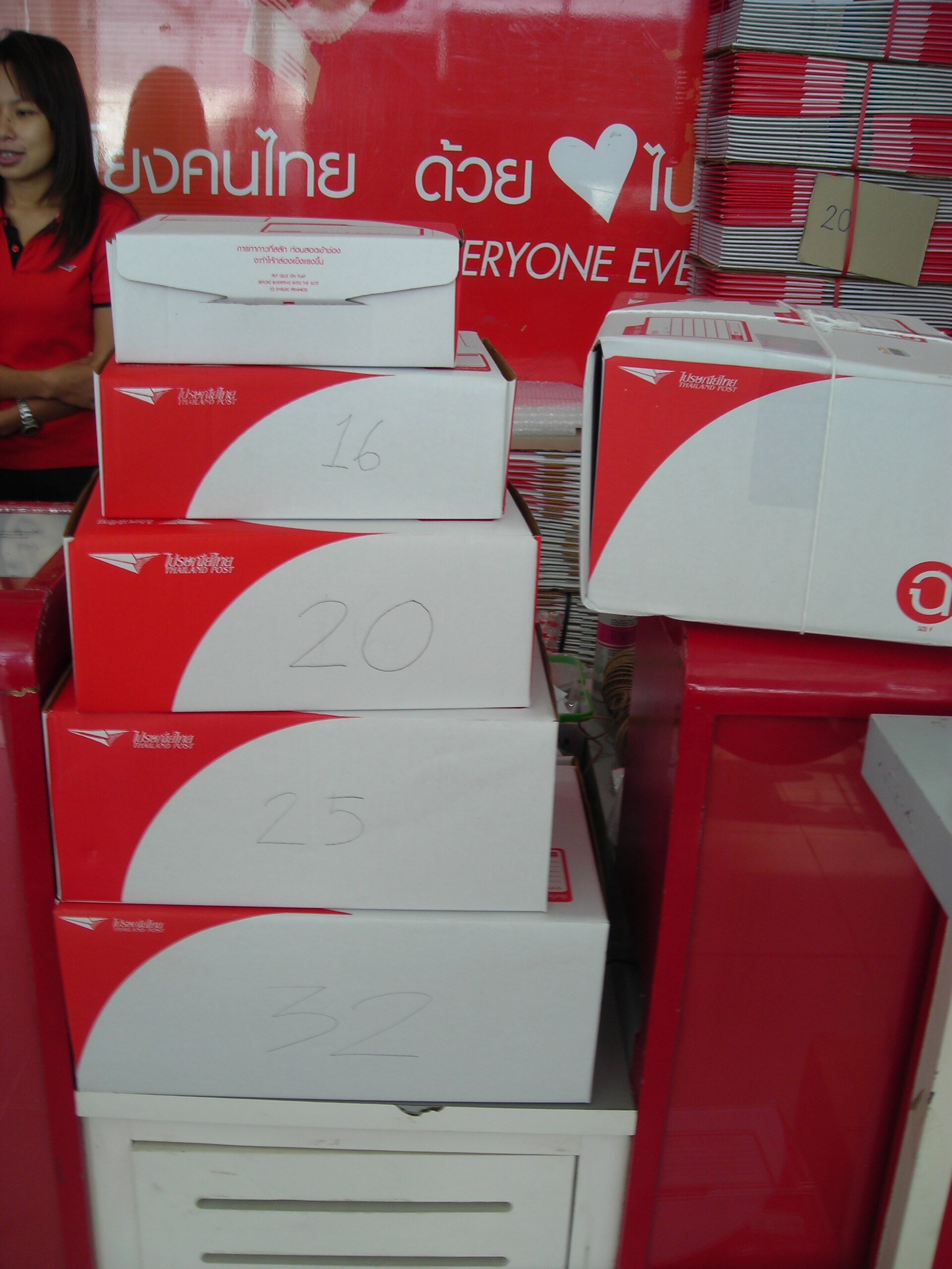 Different parcel sizes received at a forwarding warehouse
