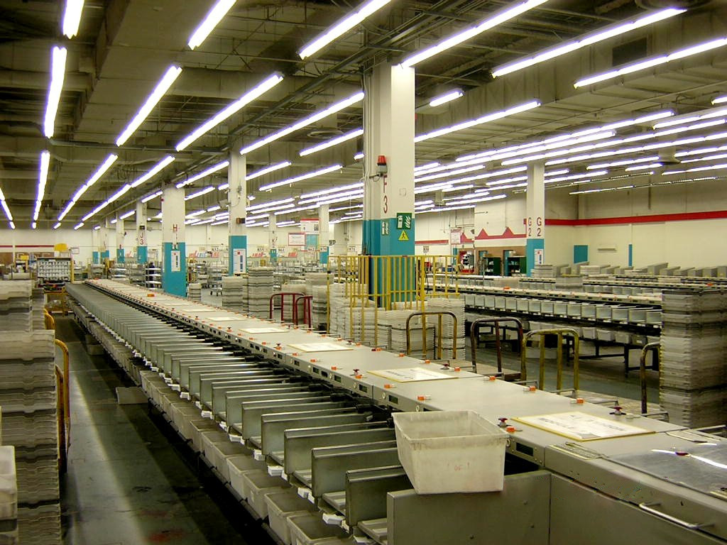 Canada mail processing interior for parcel handling
