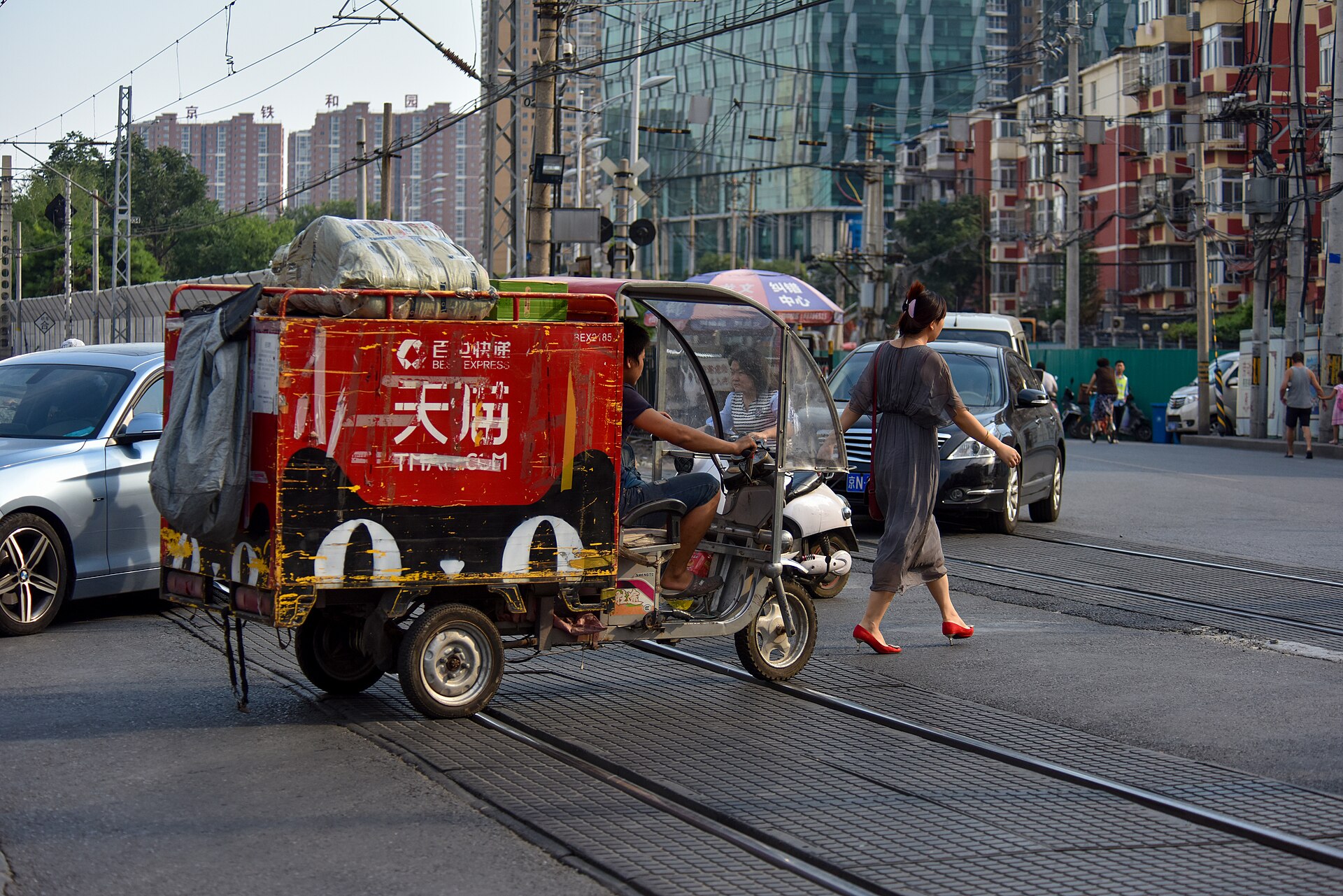 China domestic delivery trike carrying parcels