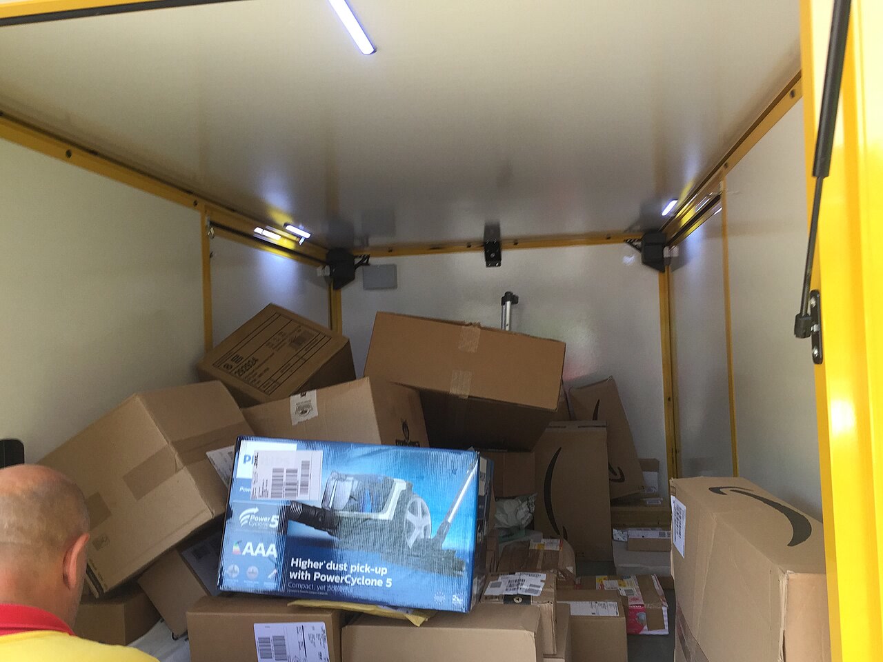 Loaded parcel vehicle interior