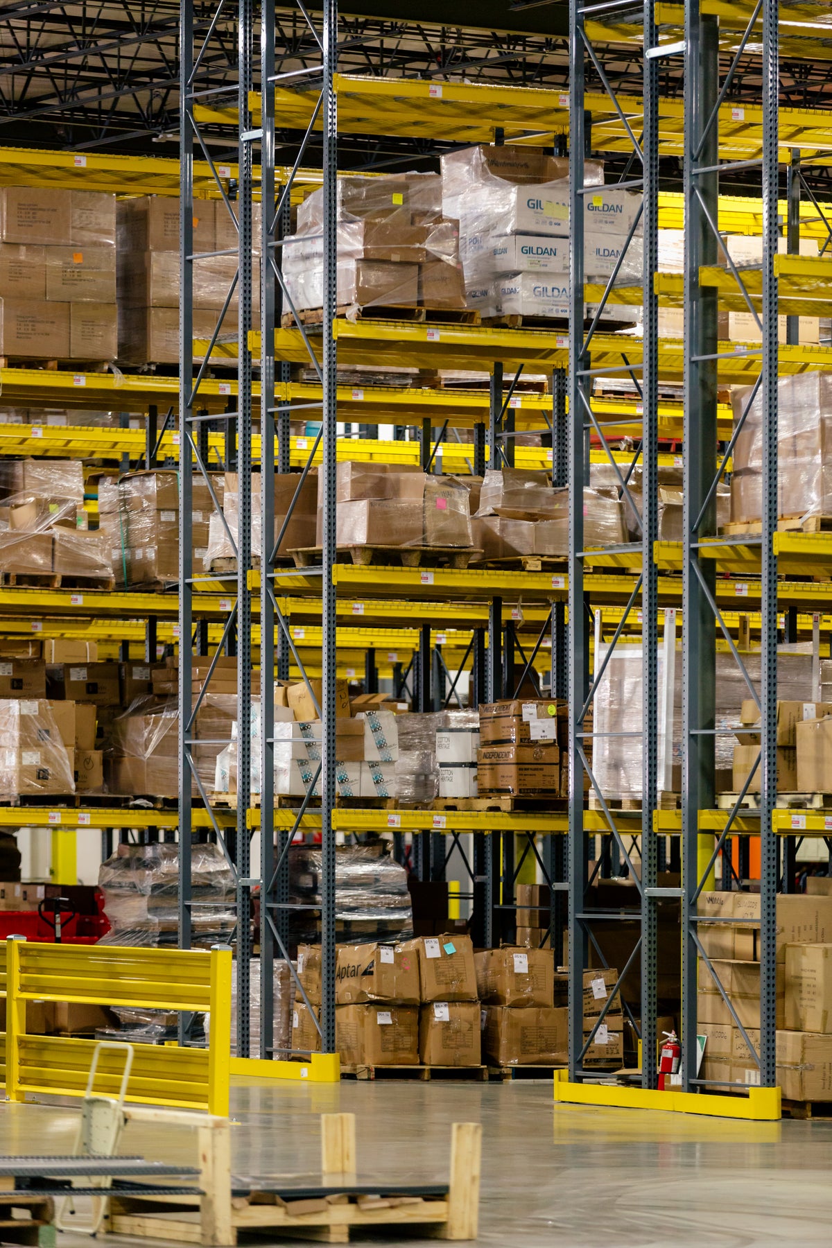 Parcel forwarding warehouse shelves with stacked packages