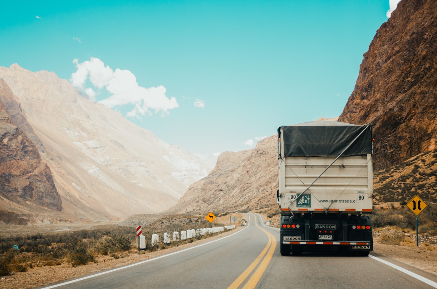 Delivery vehicle and parcels for transport
