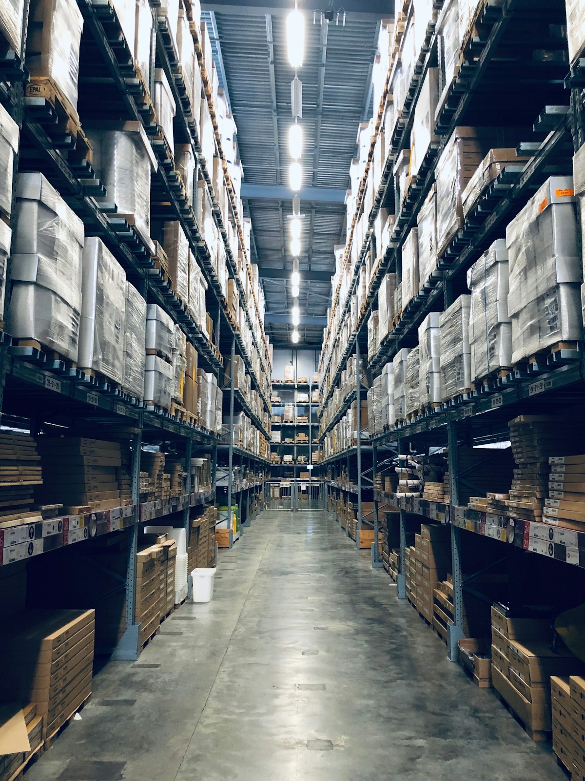 Logistics center sorting parcels for international consolidated shipment