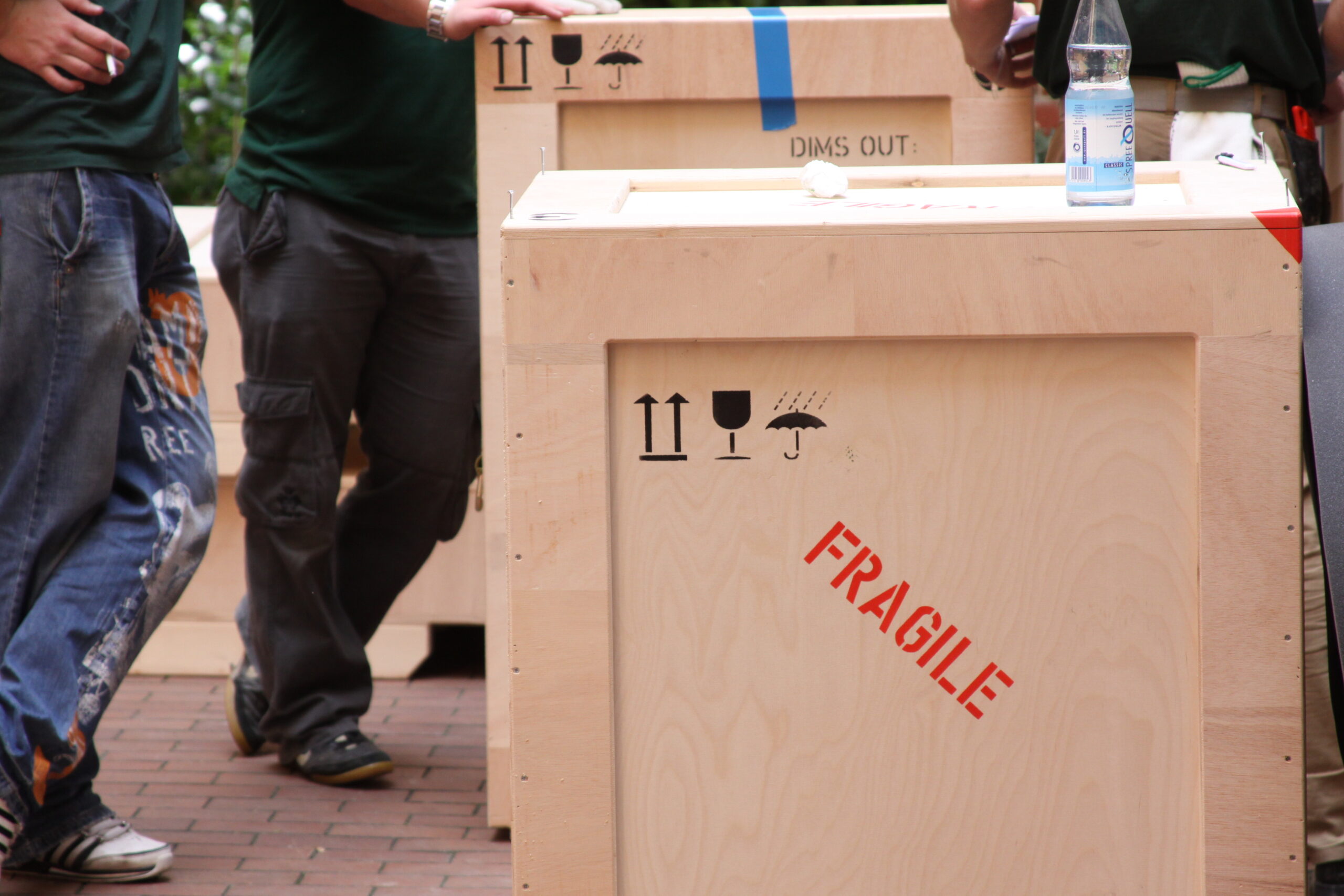Fragile parcel packing materials